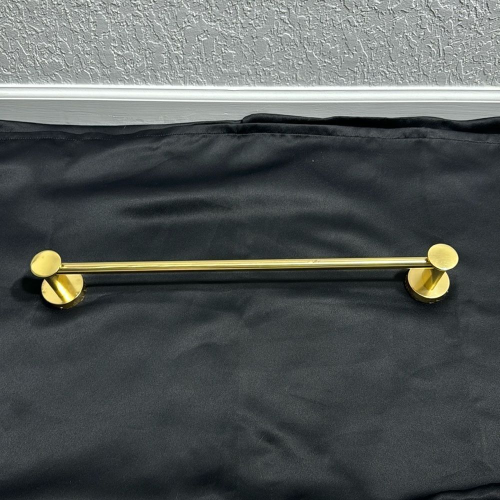 Bathroom towel bar